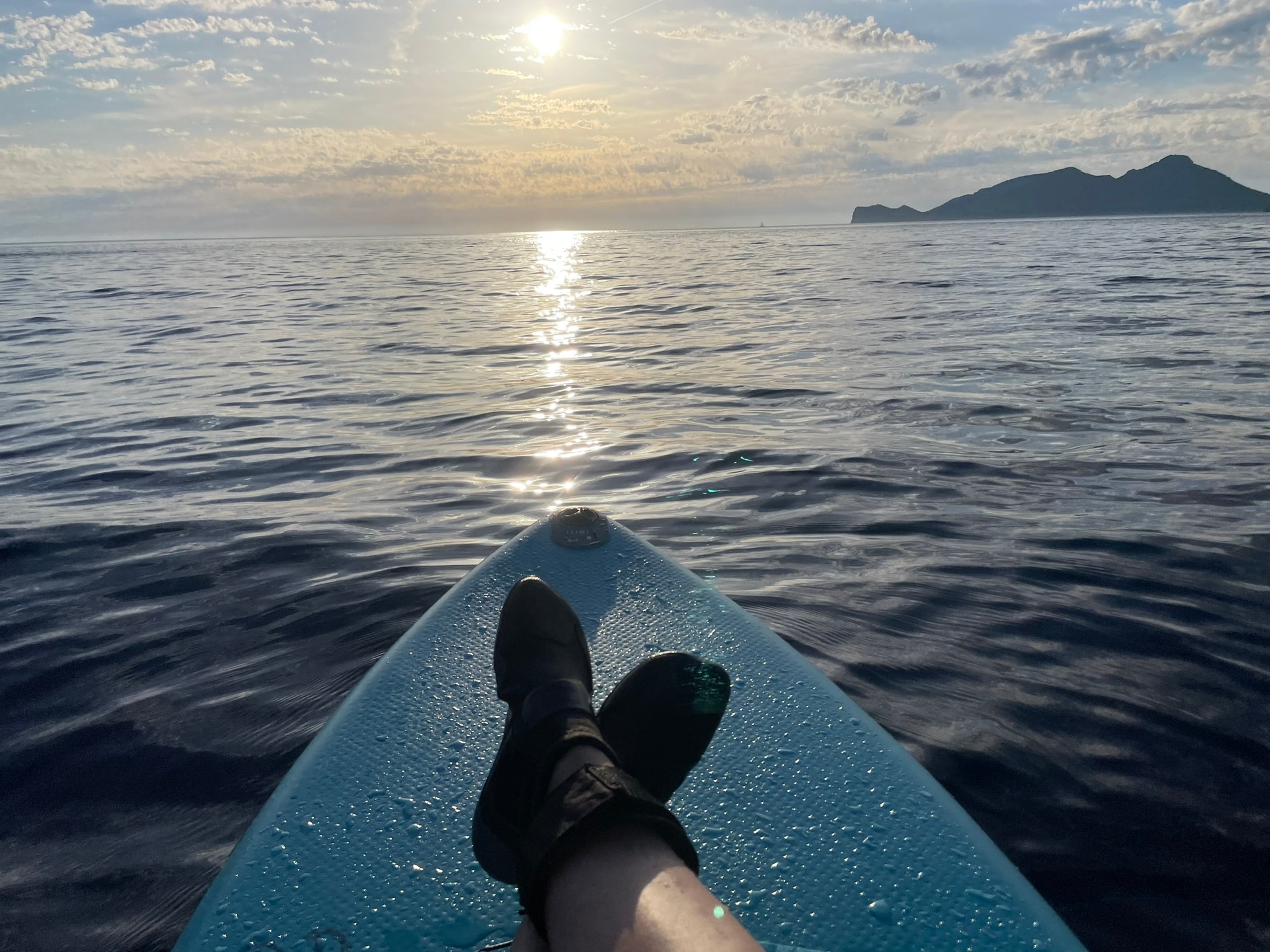 Füße auf dem SUP-Board bei Sonnenuntergang vor Port d'Andratx