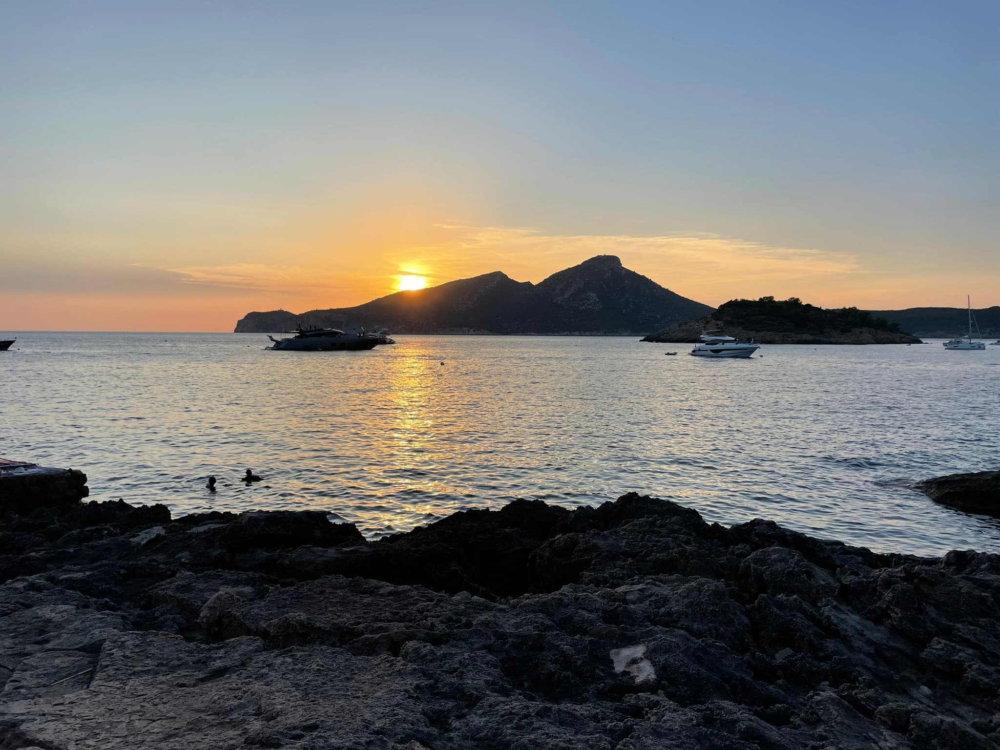 Felsküste der Insel Dragonera bei Mallorca