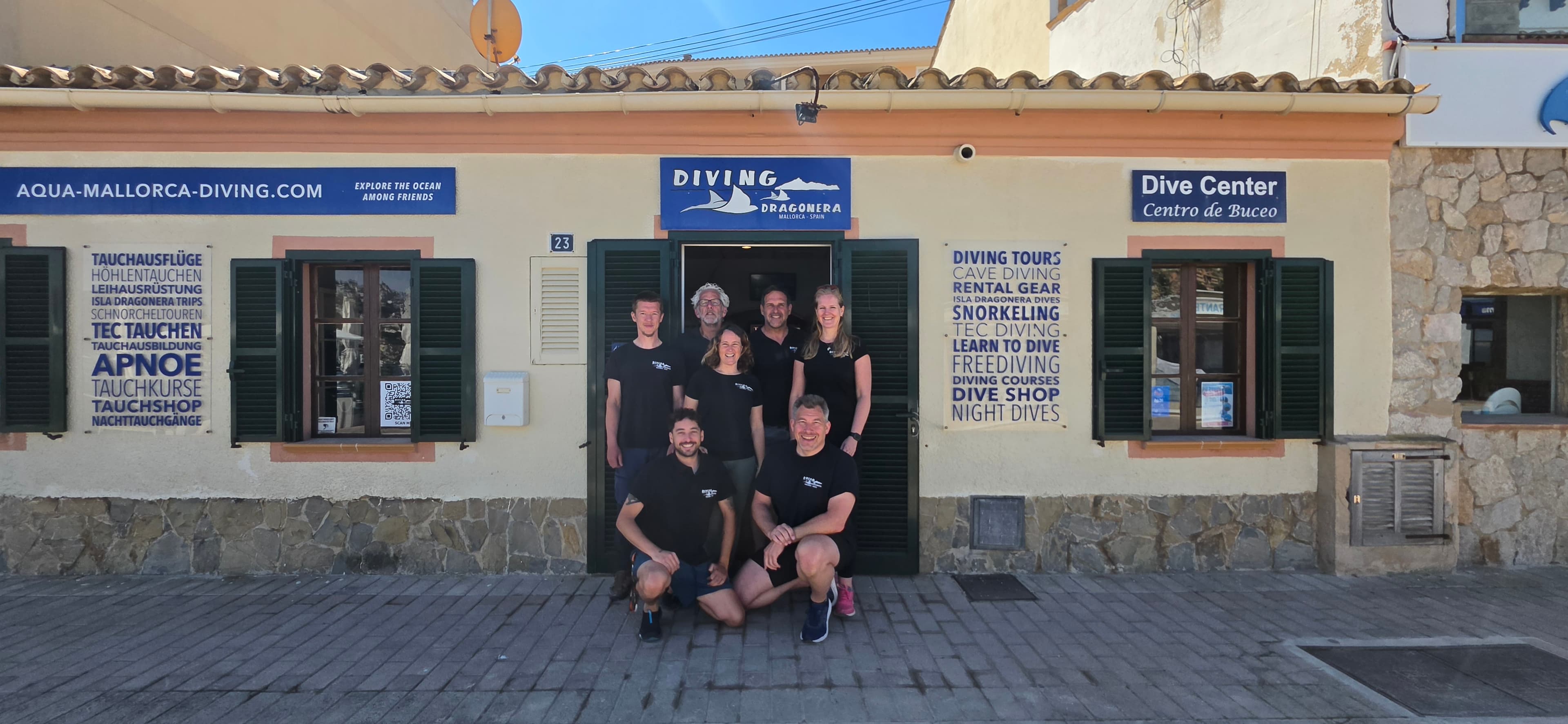 Das Diving Dragonera Team vor dem Eingang der Tauchbasis in Port d'Andratx