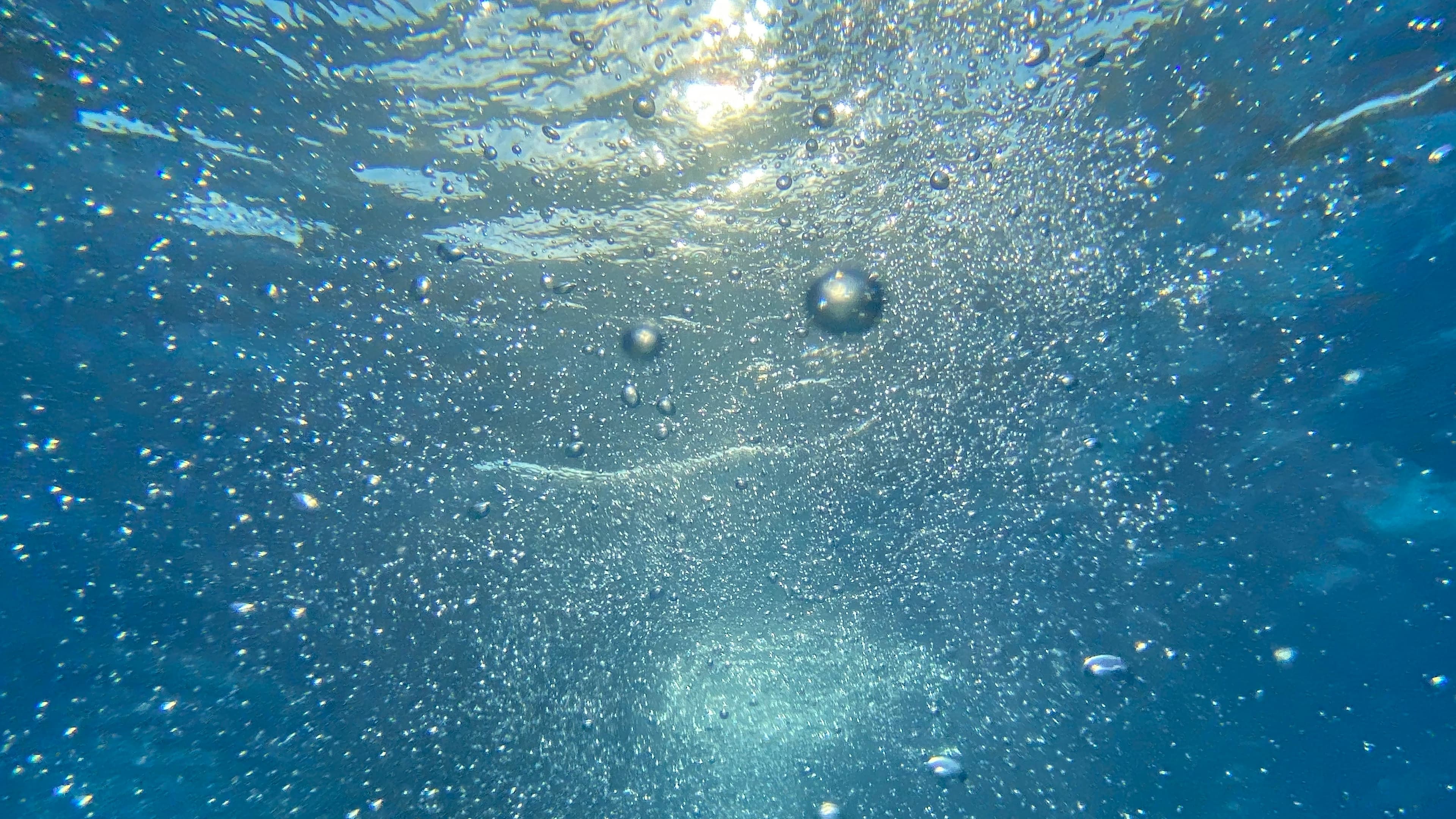 La lumière du soleil traverse l'eau de la Méditerranée